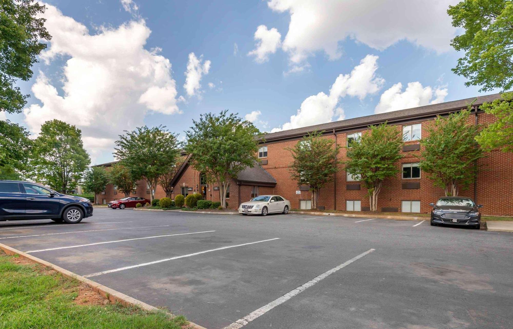 Extended Stay America Select Suites - Charlotte - University Place - E Mccullough Dr Exterior foto